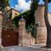 Osserviamo l'esterno di quello che viene comunemente chiamato "castello"...